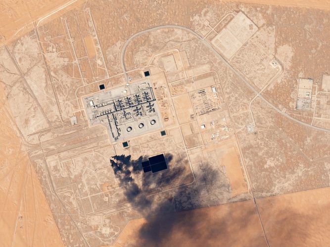 1200px-Khurais_Oil_Processing_Facility_Saudi_Arabia_by_Planet_Labs-667x500.jpg